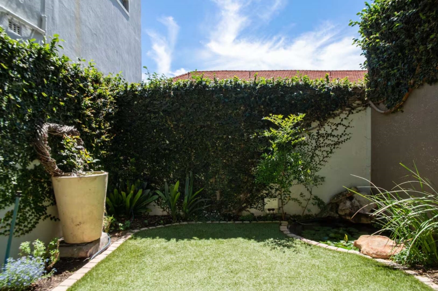 2 Bedroom Property for Sale in Vredehoek Western Cape